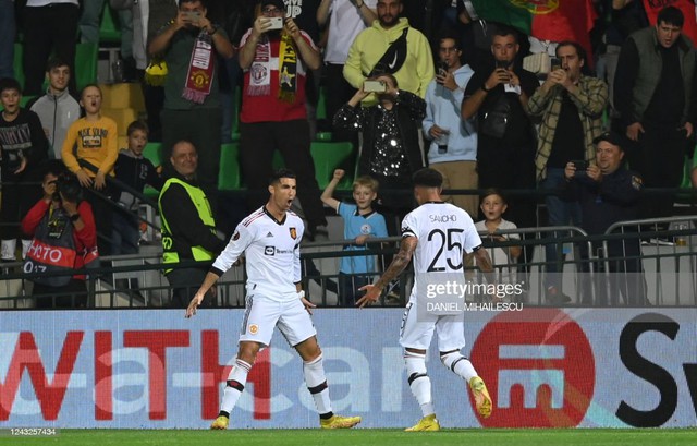 Ronaldo ghi bàn bằng tuyệt chiêu sở trường, Man United giành chiến thắng đầu tiên ở cúp châu Âu - Ảnh 3.