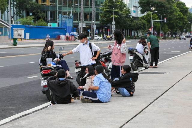 Toàn cảnh đường Lê Lợi ở TP.HCM nhộn nhịp xe cộ, tấp nập du khách đi bộ sau 8 năm bị rào chắn  - Ảnh 16.