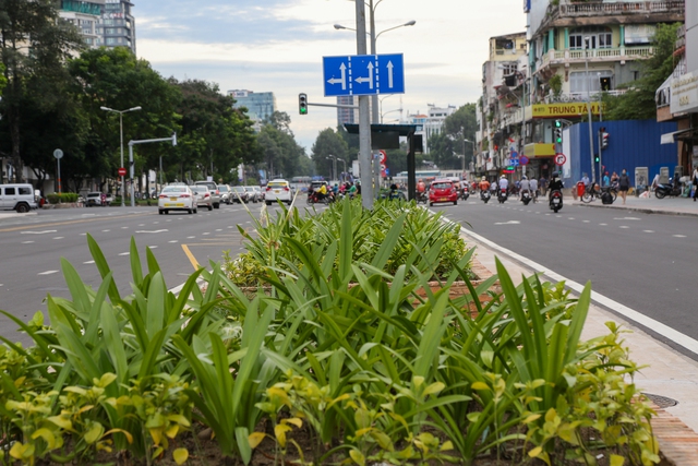 Toàn cảnh đường Lê Lợi ở TP.HCM nhộn nhịp xe cộ, tấp nập du khách đi bộ sau 8 năm bị rào chắn  - Ảnh 11.