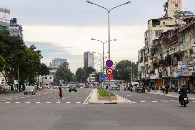 Toàn cảnh đường Lê Lợi ở TP.HCM nhộn nhịp xe cộ, tấp nập du khách đi bộ sau 8 năm bị rào chắn  - Ảnh 9.