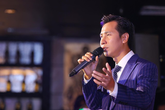 Minh Chuyên hát thăng hoa trong đêm nhạc riêng  - Ảnh 3.