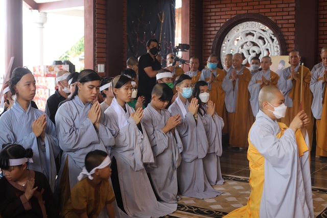 Trường Giang - Mạnh Quỳnh và các nghệ sĩ đến lễ giỗ đầu của cố NS Phi Nhung - Ảnh 3.