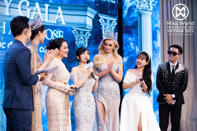 Đấu giá cặp váy do Hoa hậu Thế giới Karolina và Mai Phương mặc để gây quỹ từ thiện - Ảnh 4.