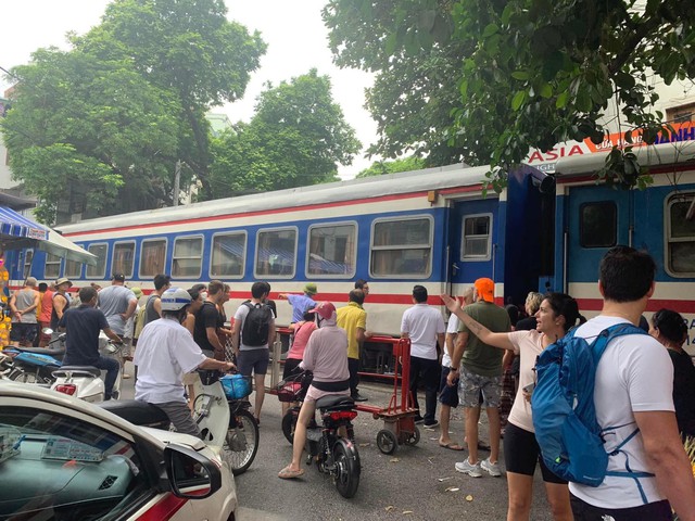 Hà Nội: Du khách nước ngoài chụp ảnh &quot;tự sướng&quot;  ở phố cà phê đường tàu gây tai nạn - Ảnh 1.