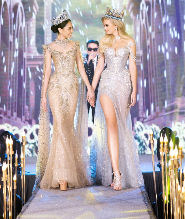 Đấu giá cặp váy do Hoa hậu Thế giới Karolina và Mai Phương mặc để gây quỹ từ thiện - Ảnh 1.