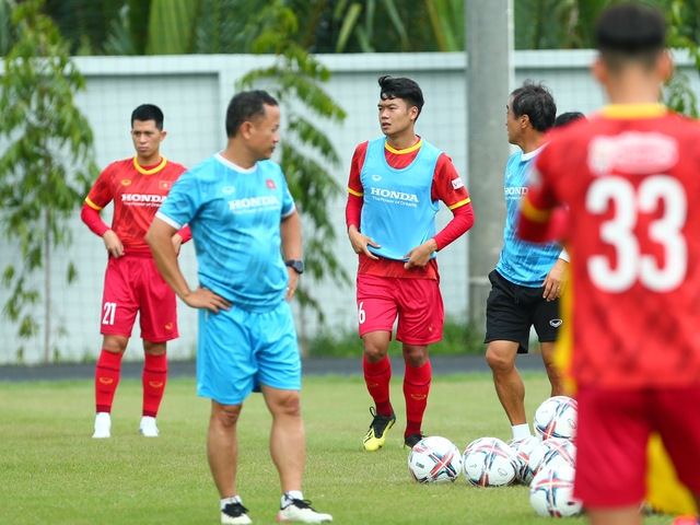 Văn Toản không tập luyện, HLV Park Hang-seo yêu cầu giữ khoảng cách khi phỏng vấn - Ảnh 7.