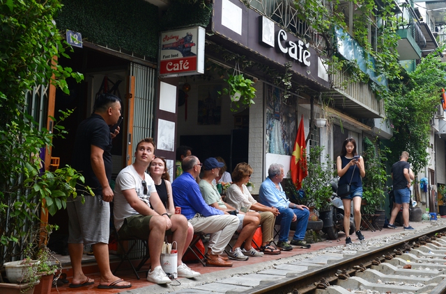 Phố cafe đường tàu ở Hà Nội đóng cửa: Cấm nơi này, du khách tràn nơi khác - Ảnh 6.