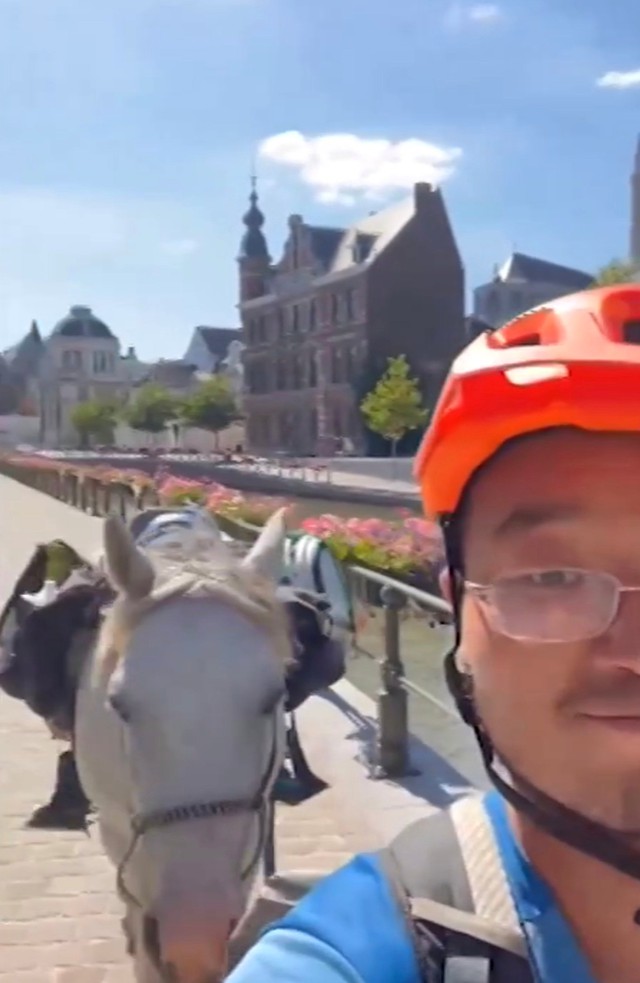 Chàng trai cưỡi ngựa du lịch 2.500 km từ châu Âu sang châu Á  - Ảnh 1.