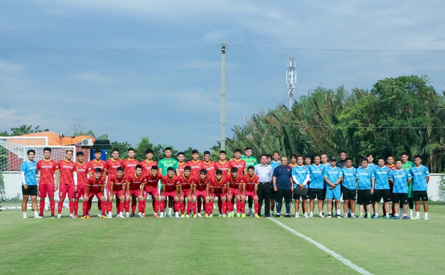 Quang Hải có buổi tập đầu tiên, đội tuyển Việt Nam vắng hai cầu thủ - Ảnh 8.