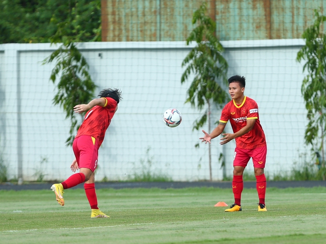 Quang Hải có buổi tập đầu tiên, đội tuyển Việt Nam vắng hai cầu thủ - Ảnh 2.