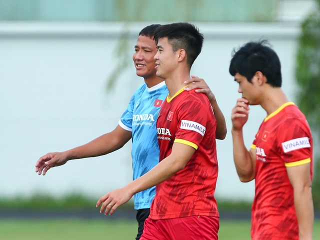 Quang Hải có buổi tập đầu tiên, đội tuyển Việt Nam vắng hai cầu thủ - Ảnh 4.