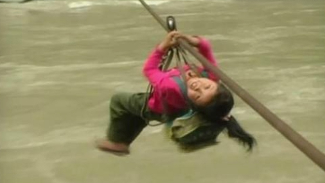 Bé gái tự mình vượt sông, đu dây cáp đi học từng gây chấn động Trung Quốc sau 15 năm: Cuộc sống thay đổi hoàn toàn chỉ sau một bức ảnh - Ảnh 1.