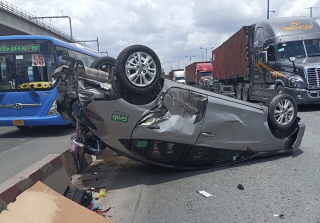 TP.HCM: Ô tô GrabCar bị xe container tông lật ngửa trên Xa lộ Hà Nội  - Ảnh 1.