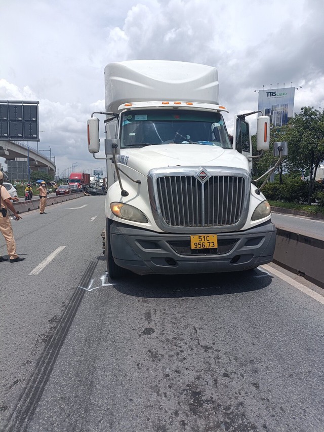TP.HCM: Ô tô GrabCar bị xe container tông lật ngửa trên Xa lộ Hà Nội  - Ảnh 2.