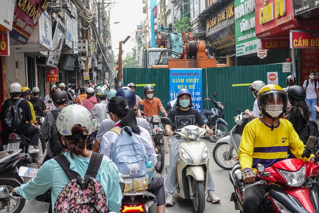 Hà Nội: &quot;Lô cốt&quot; án ngữ giữa đường khiến người dân khổ sở di chuyển - Ảnh 2.