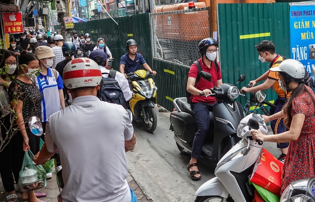 Hà Nội: &quot;Lô cốt&quot; án ngữ giữa đường khiến người dân khổ sở di chuyển - Ảnh 1.