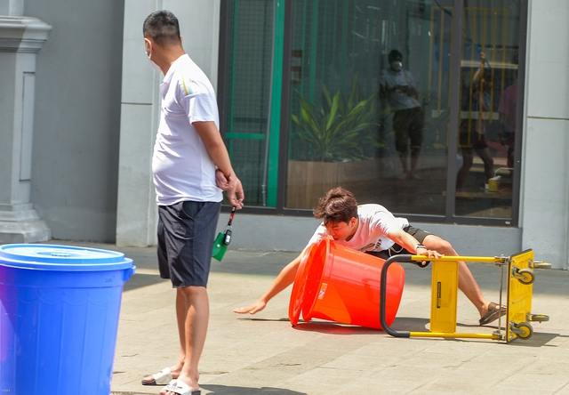 Hà Nội: Người dân mang theo xô, thùng lỉnh kỉnh đứng xếp hàng giữa trưa đợi lấy nước - Ảnh 10.