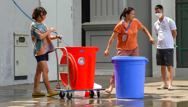 Hà Nội: Người dân mang theo xô, thùng lỉnh kỉnh đứng xếp hàng giữa trưa đợi lấy nước - Ảnh 4.