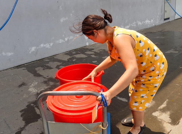 Hà Nội: Người dân mang theo xô, thùng lỉnh kỉnh đứng xếp hàng giữa trưa đợi lấy nước - Ảnh 13.