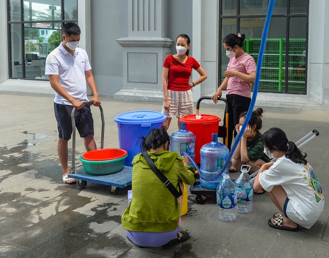 Hà Nội: Người dân mang theo xô, thùng lỉnh kỉnh đứng xếp hàng giữa trưa đợi lấy nước - Ảnh 3.