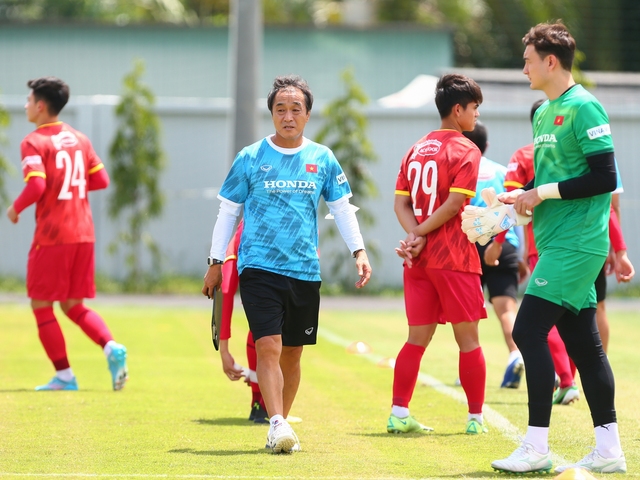 Đội tuyển Việt Nam có buổi tập trễ, HLV Park Hang-seo vắng mặt - Ảnh 1.