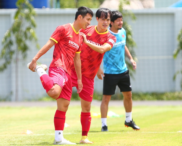 Đội tuyển Việt Nam có buổi tập trễ, HLV Park Hang-seo vắng mặt - Ảnh 2.