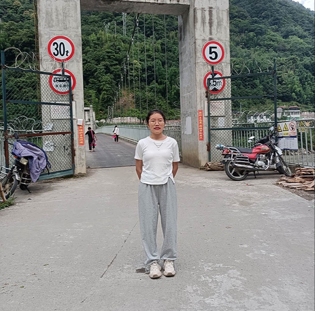 Bé gái tự mình vượt sông, đu dây cáp đi học từng gây chấn động Trung Quốc sau 15 năm: Cuộc sống thay đổi hoàn toàn chỉ sau một bức ảnh - Ảnh 4.