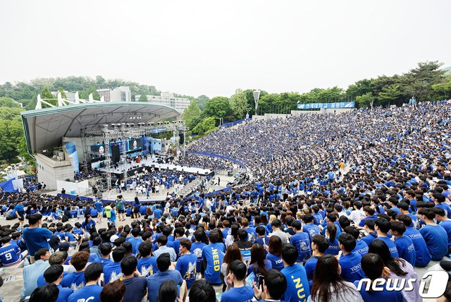 Đại học Yonsei tổ chức lễ hội âm nhạc như lễ trao giải: IVE, NewJeans, LE SSERAFIM,... đều góp mặt - Ảnh 1.