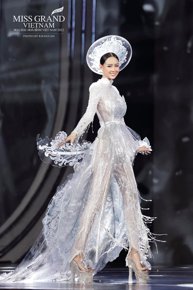 Toàn cảnh đêm thi trang phục dân tộc Hoa hậu Hoà bình Việt Nam: Thuỳ Tiên và dàn sao đổ bộ, hàng loạt thiết kế cực độc đáo - Ảnh 14.