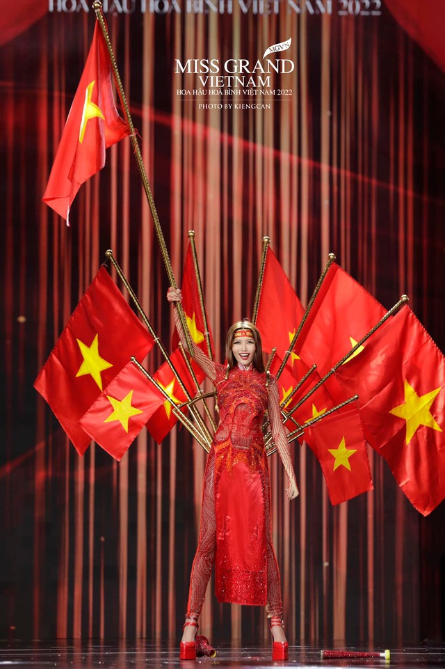 Toàn cảnh đêm thi trang phục dân tộc Hoa hậu Hòa bình Việt Nam: Thùy Tiên và dàn sao đổ bộ, hàng loạt thiết kế cực độc đáo  - Ảnh 31.