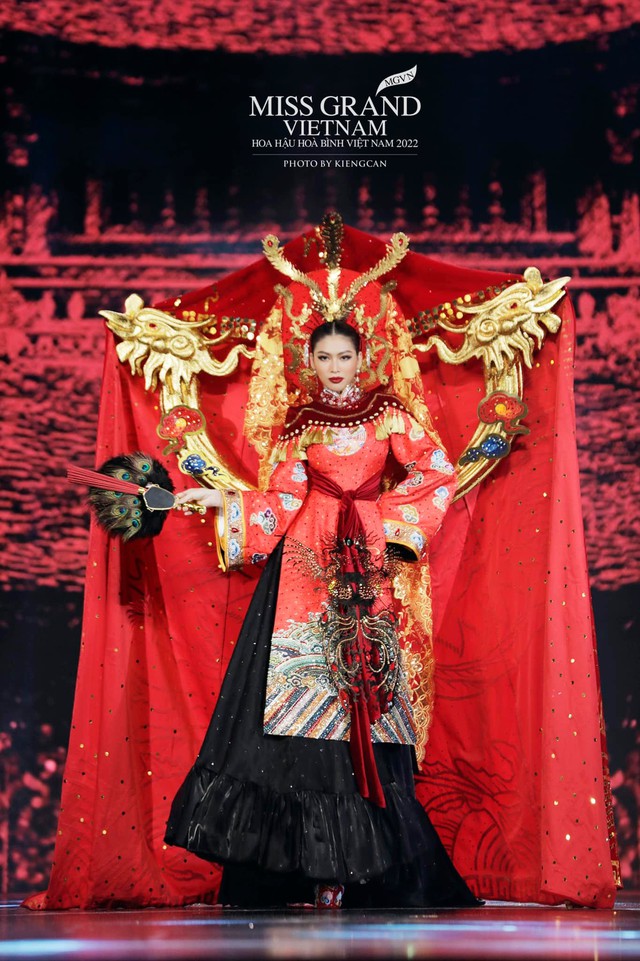 Toàn cảnh đêm thi trang phục dân tộc Hoa hậu Hoà bình Việt Nam: Thuỳ Tiên và dàn sao đổ bộ, hàng loạt thiết kế cực độc đáo - Ảnh 13.