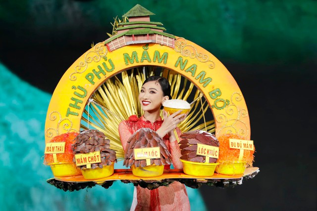 Toàn cảnh đêm thi trang phục dân tộc Hoa hậu Hoà bình Việt Nam: Thuỳ Tiên và dàn sao đổ bộ, hàng loạt thiết kế cực độc đáo - Ảnh 22.