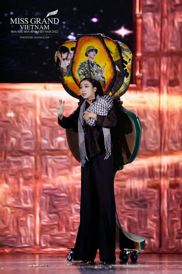 Toàn cảnh đêm thi trang phục dân tộc Hoa hậu Hòa bình Việt Nam: Thùy Tiên và dàn sao đổ bộ, hàng loạt thiết kế cực độc đáo  - Ảnh 23.