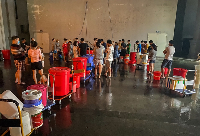 Hà Nội: Cư dân ngao ngán xếp hàng xuyên đêm đợi lấy nước sạch - Ảnh 1.