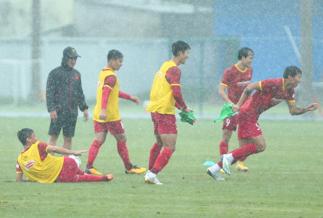 Văn Thanh tập riêng, HLV Park Hang-seo và các học trò tập luyện dưới trời mưa nặng hạt - Ảnh 7.