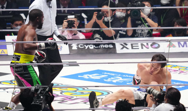 Floyd Mayweather hạ đo ván võ sĩ người Nhật Bản trong trận đấu quyền Anh biểu diễn - Ảnh 4.