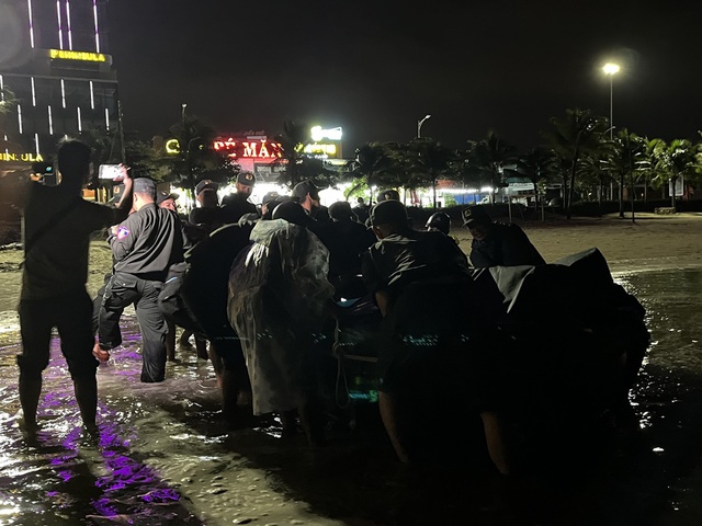 Đà Nẵng "gõ cửa” từng nhà vận động người dân sơ tán trước bão Noru - Ảnh 8.