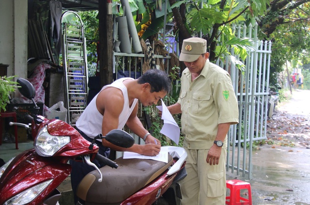 Đà Nẵng "gõ cửa” từng nhà vận động người dân sơ tán trước bão Noru - Ảnh 12.