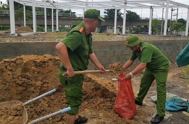 Đà Nẵng "gõ cửa” từng nhà vận động người dân sơ tán trước bão Noru - Ảnh 4.