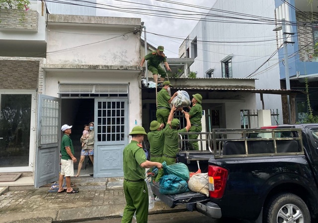 Đà Nẵng "gõ cửa” từng nhà vận động người dân sơ tán trước bão Noru - Ảnh 5.