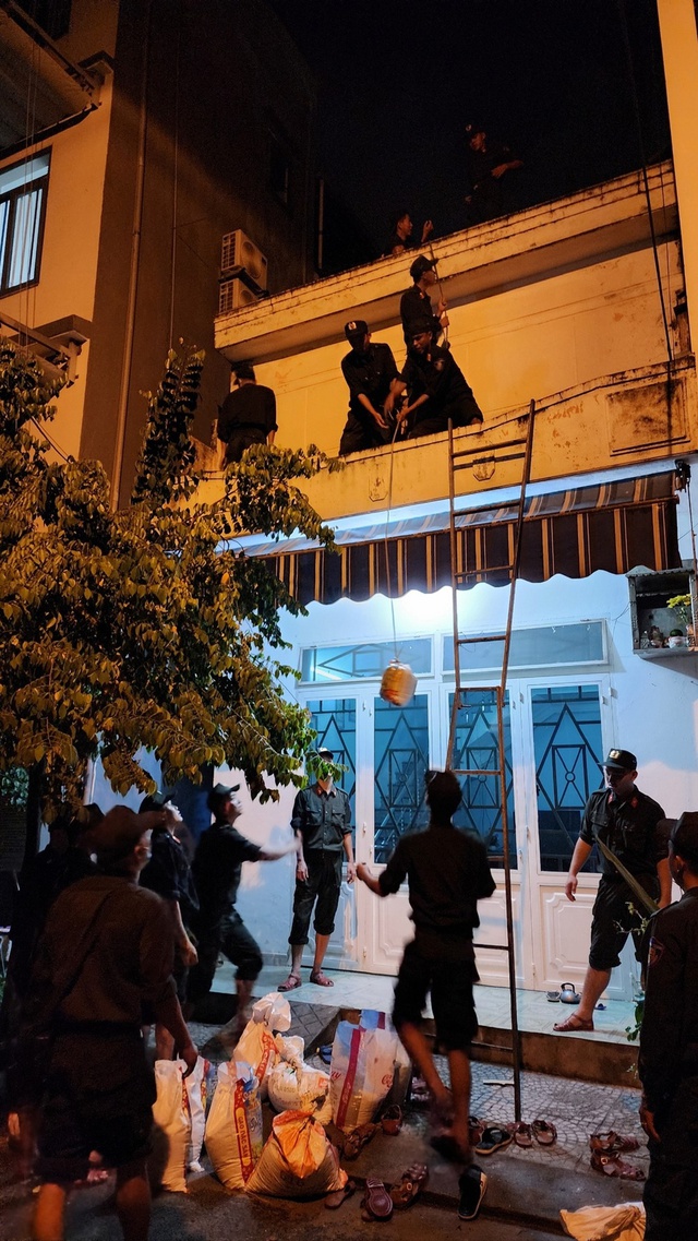 Đà Nẵng "gõ cửa” từng nhà vận động người dân sơ tán trước bão Noru - Ảnh 9.