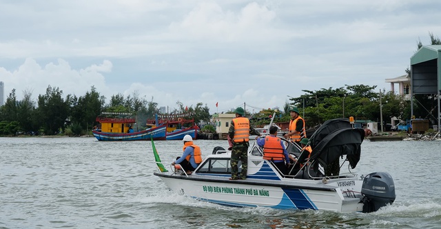 Đà Nẵng "gõ cửa” từng nhà vận động người dân sơ tán trước bão Noru - Ảnh 14.
