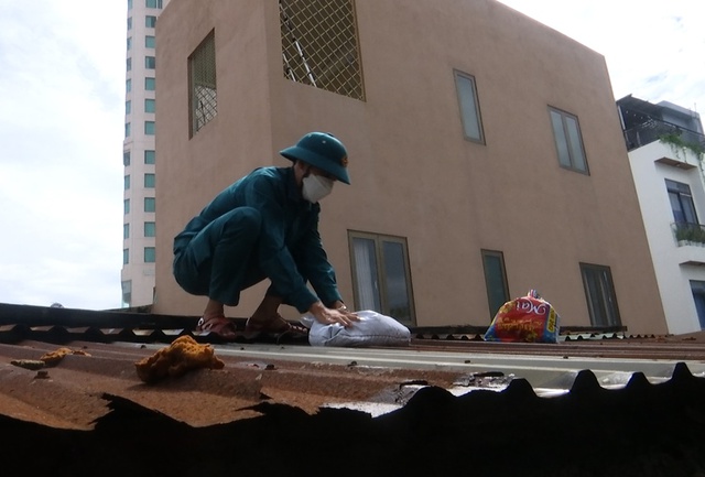 Đà Nẵng "gõ cửa” từng nhà vận động người dân sơ tán trước bão Noru - Ảnh 6.