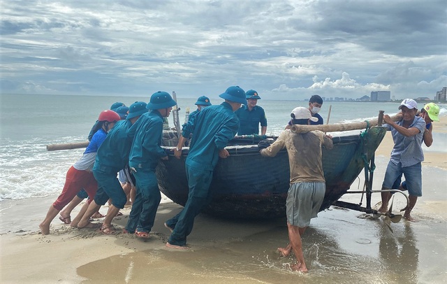 Đà Nẵng "gõ cửa” từng nhà vận động người dân sơ tán trước bão Noru - Ảnh 1.