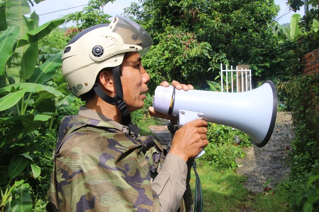 Đà Nẵng "gõ cửa” từng nhà vận động người dân sơ tán trước bão Noru - Ảnh 10.