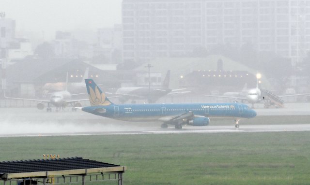 5 sân bay dừng khai thác do ảnh hưởng của bão Noru - Ảnh 1.