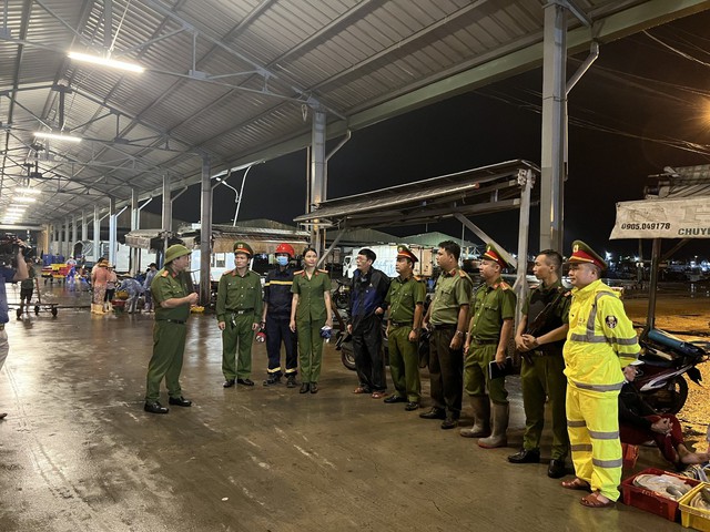 Đà Nẵng "gõ cửa” từng nhà vận động người dân sơ tán trước bão Noru - Ảnh 12.