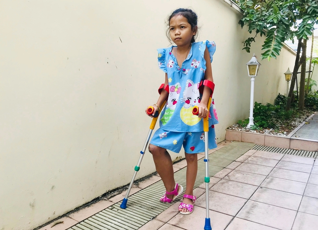 Hi vọng mong manh của bé gái 9 tuổi bị bướu máu ác tính, có thể cắt bỏ chân nếu không được chữa trị - Ảnh 2.