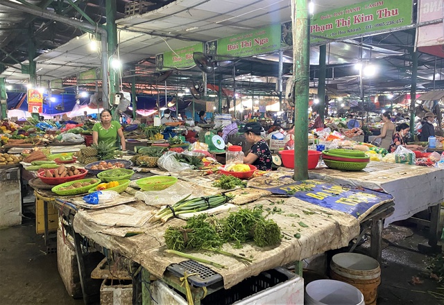 Ảnh: Người dân Đà Nẵng đổ xô đến siêu thị, chợ mua đồ trước bão - Ảnh 18.
