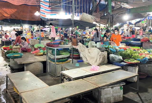 Người dân Đà Nẵng đổ xô đến siêu thị, chợ mua đồ trước bão - Ảnh 21.